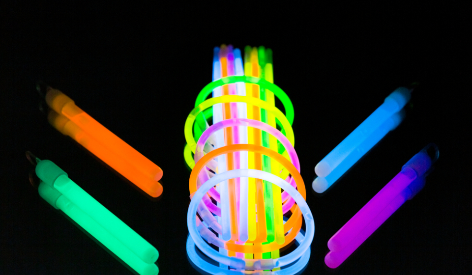 Ammy Glow 100 glow sticks bulk - glow in the dark party supplies